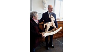 Des chevaux à bascule pour les enfants du Prince Albert II de Monaco Un Monde de Bois