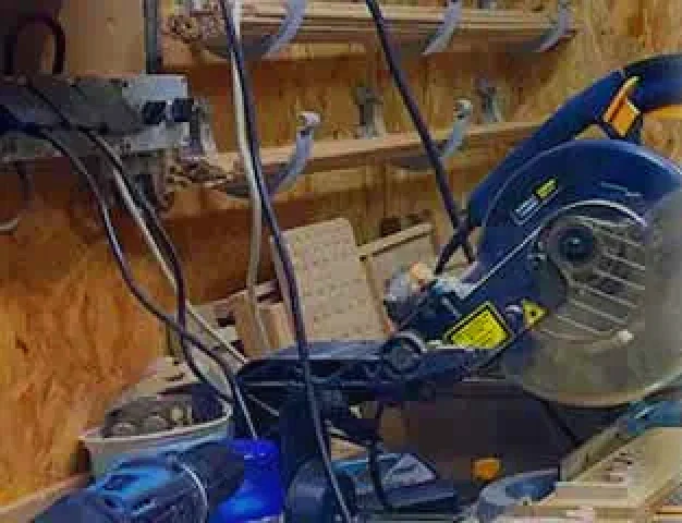 La scie à onglet de l'atelier, en Thiérache